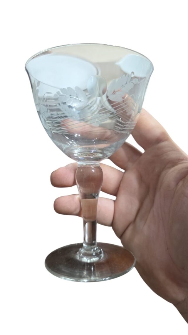 Taça de cristal com belas lapidações