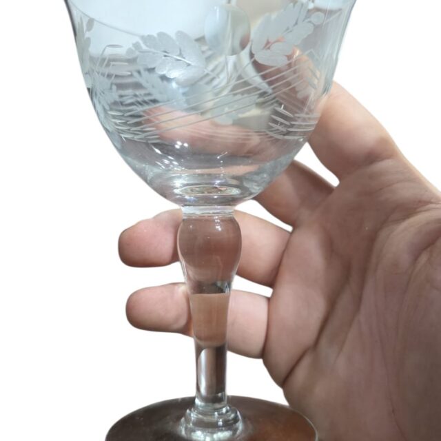 Taça de cristal com belas lapidações