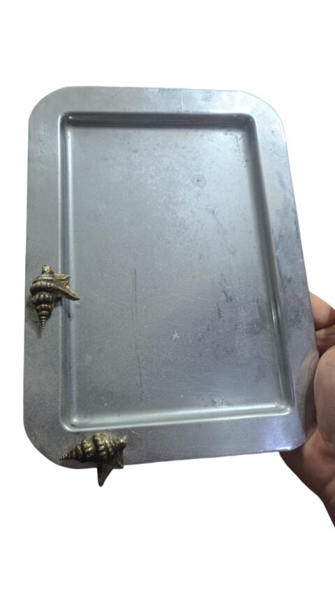 Bela travessa com conchas de bronze, para servir frutos do mar