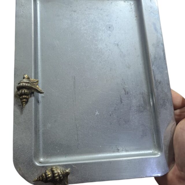 Bela travessa com conchas de bronze, para servir frutos do mar