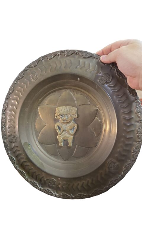 Grande medalhão em dourado metal com arte de povos antigos originários