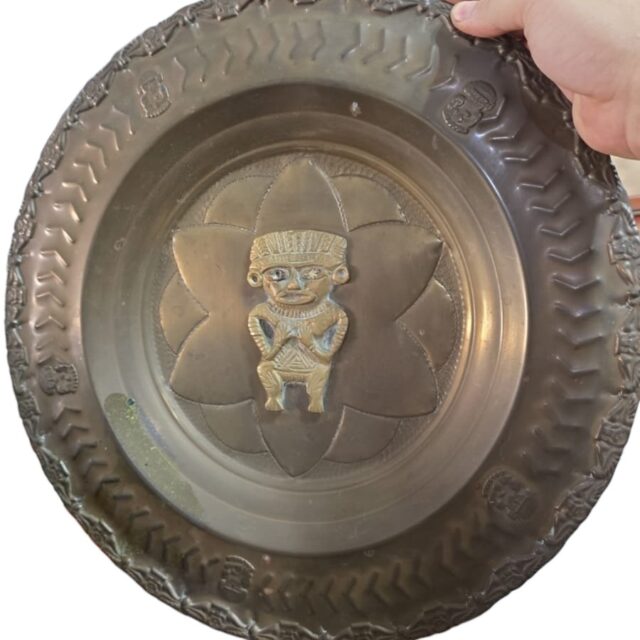 Grande medalhão em dourado metal com arte de povos antigos originários