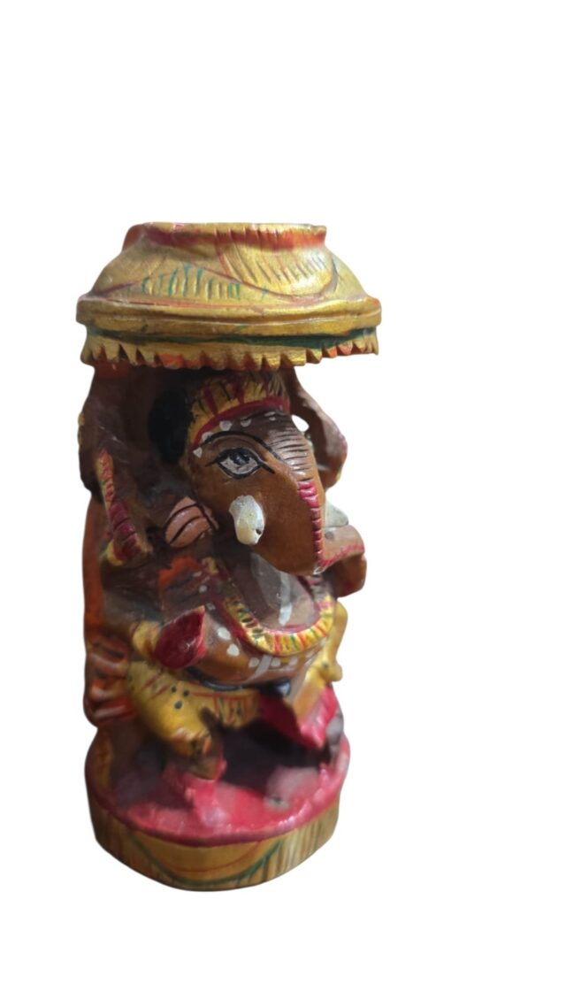 Escultura de incensário de madeira policromada e entalhada a mão