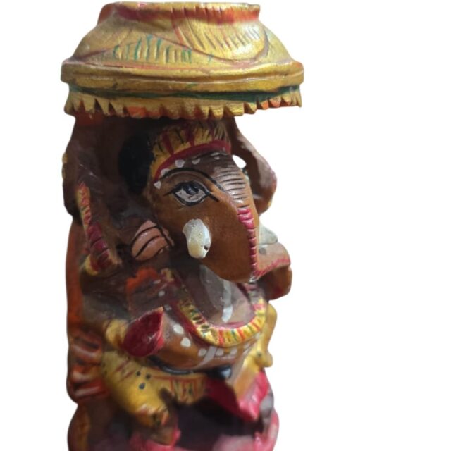 Escultura de incensário de madeira policromada e entalhada a mão
