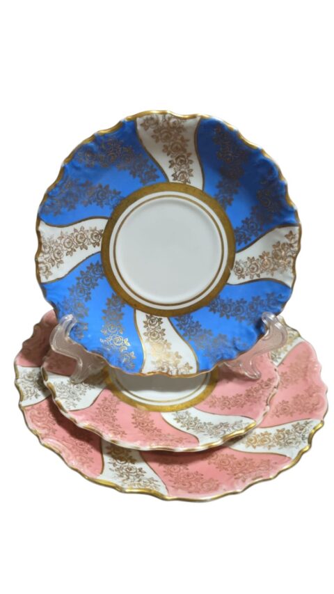 Trio de porcelanas alemãs Bavaria, com bela arte em fartas dourações