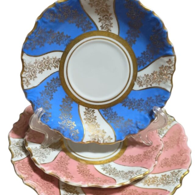 Trio de porcelanas alemãs Bavaria, com bela arte em fartas dourações