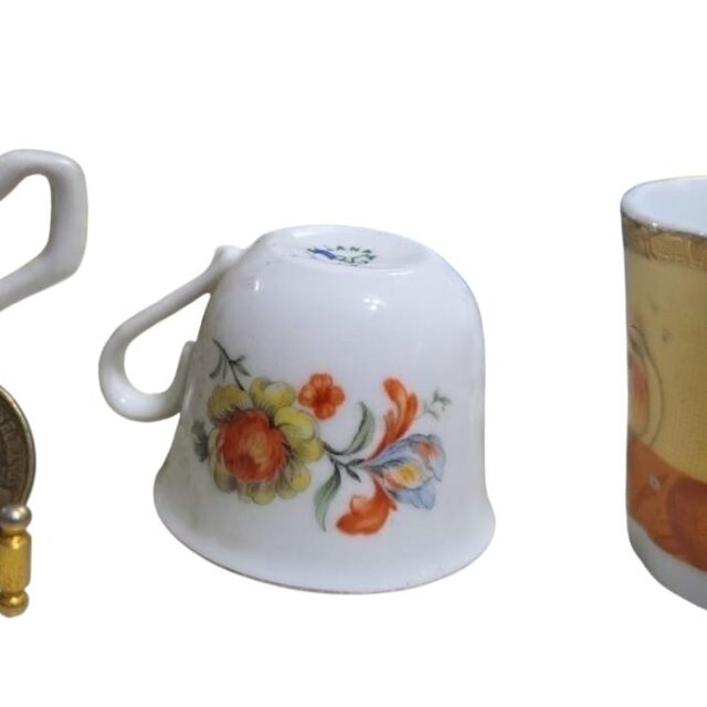 Trio de xicaras de café de porcelana