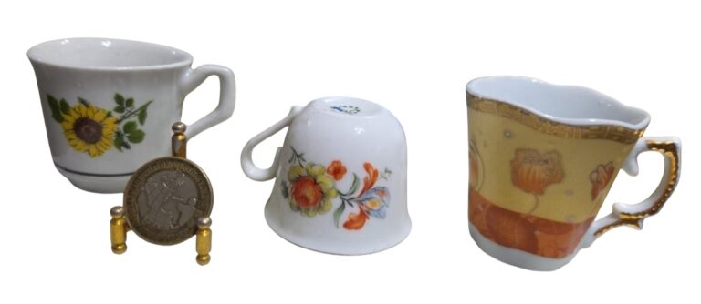 Trio de xicaras de café de porcelana