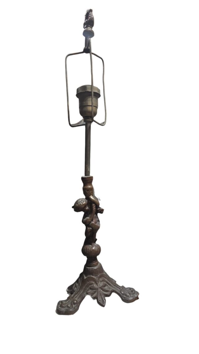 Antigo abajur com figura de putino em bronze