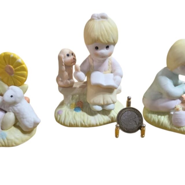 Trio de esculturas de porcelana