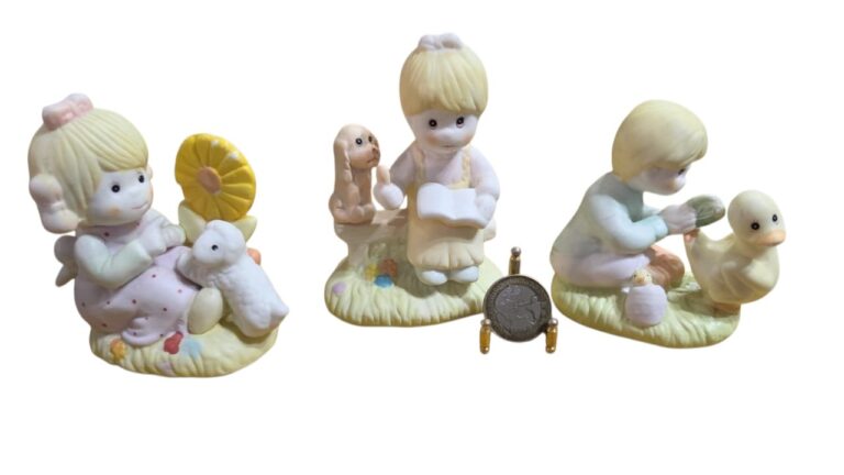 Trio de esculturas de porcelana