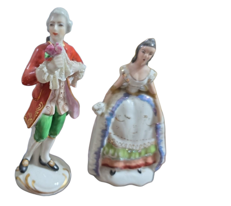 Par de esculturas de porcelana, feitas a mão
