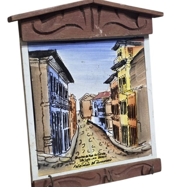 Porta-chaves artesanal de madeira com pintura sobre azulejo