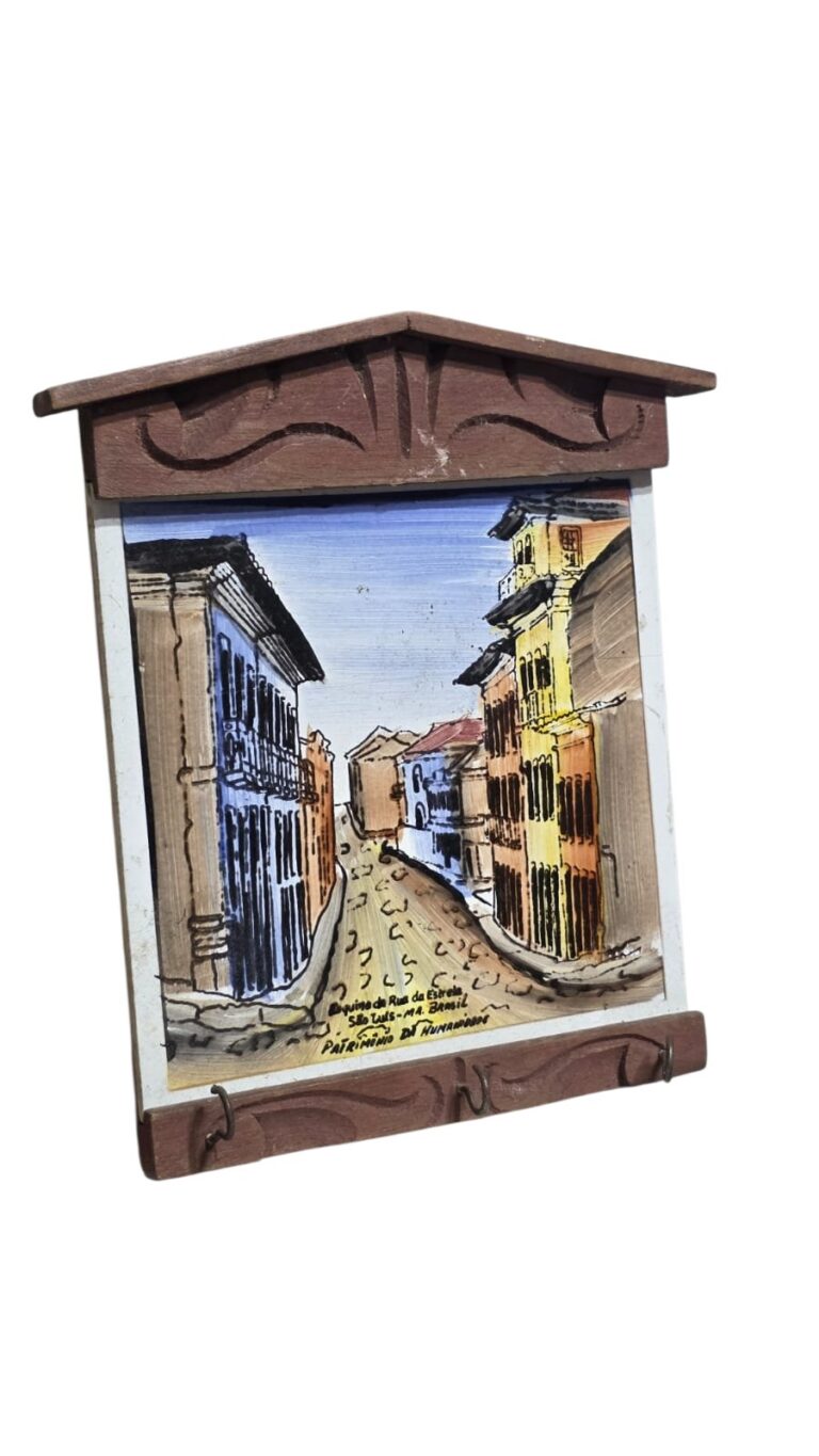 Porta-chaves artesanal de madeira com pintura sobre azulejo