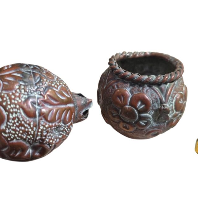 Par de antigo vasinho e esfera de cobre ricamente ornamentados