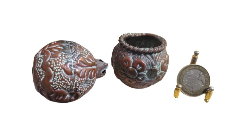 Par de antigo vasinho e esfera de cobre ricamente ornamentados