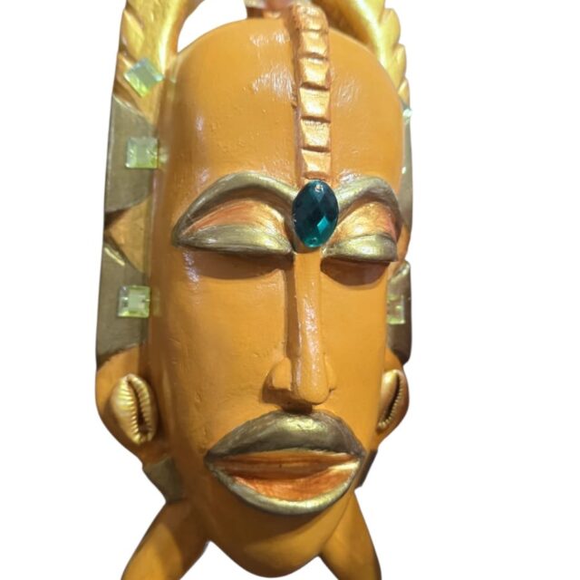 Máscara de parede de gesso, ornamentada com diversos elementos