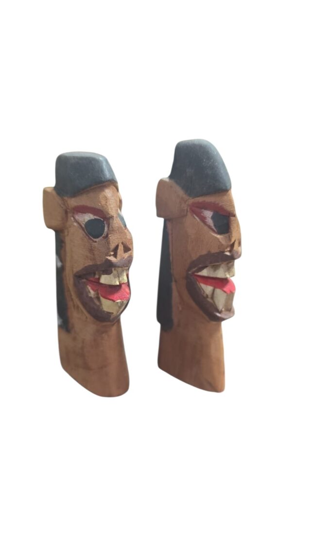 Carrancas de madeira feitas a mão. (valor unitário)