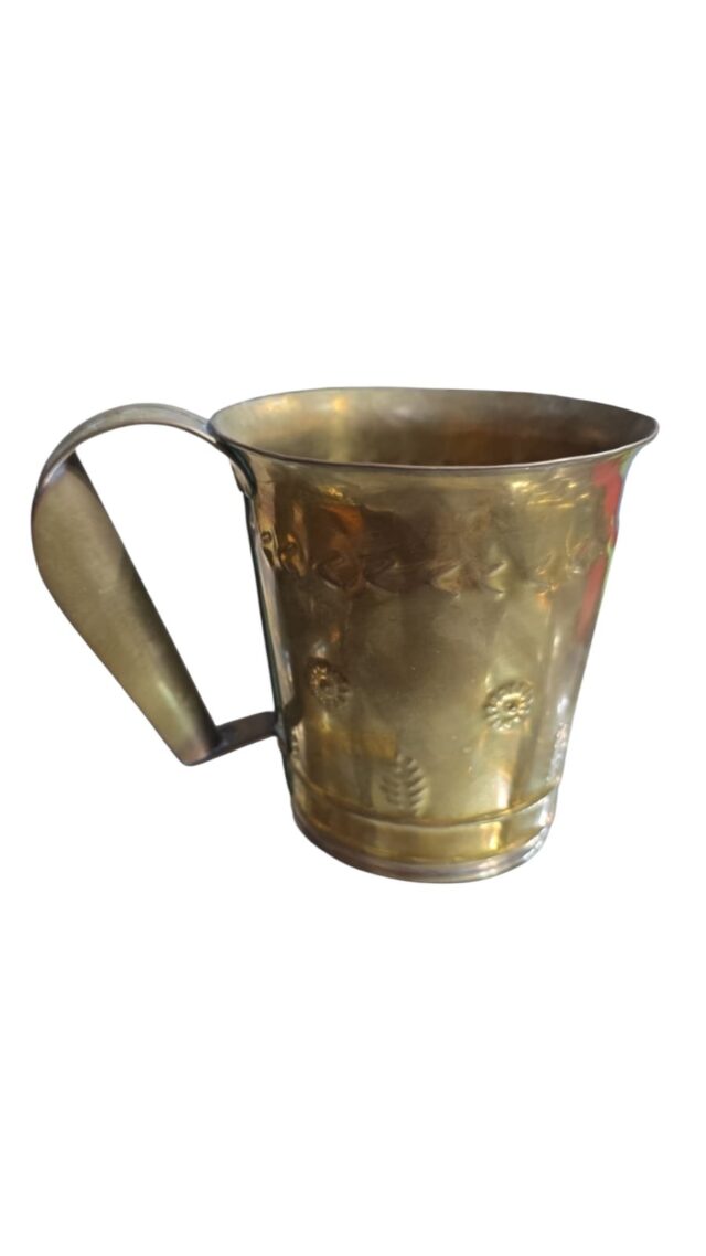 Grande e antiga caneca em dourado metal