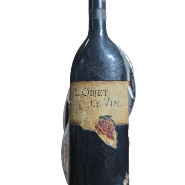 Antigo e belo canivete vintage em formato de garrafa de vinho