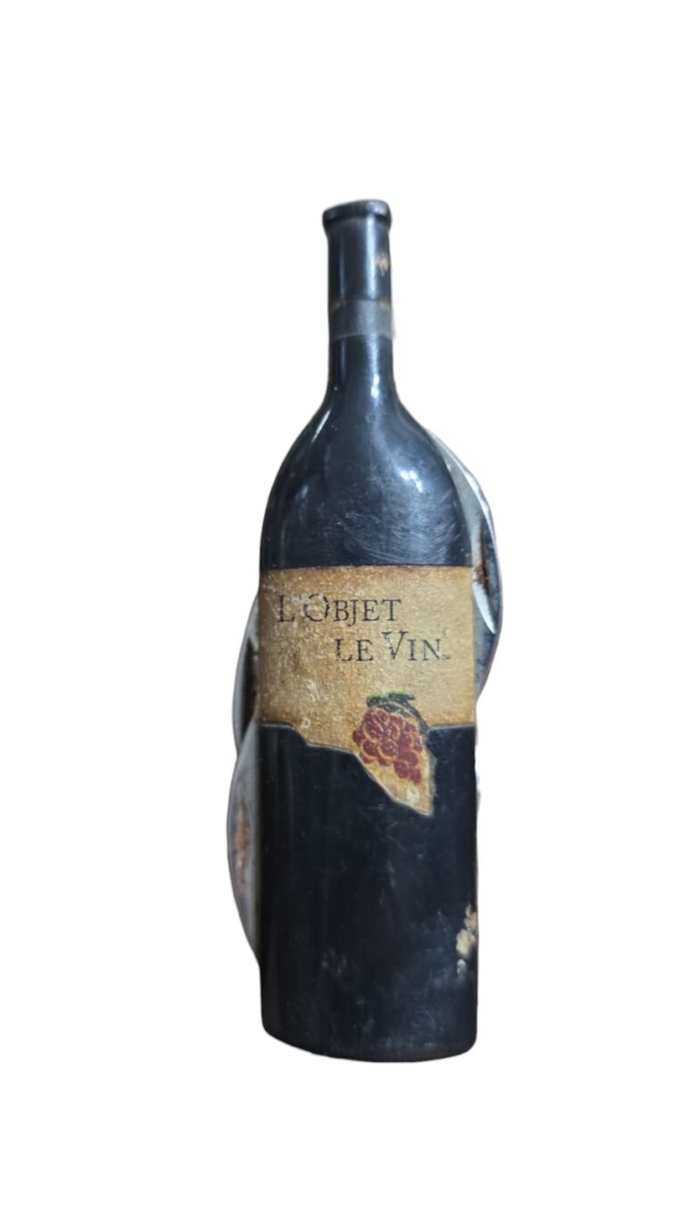 Antigo e belo canivete vintage em formato de garrafa de vinho