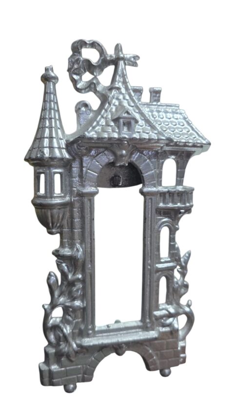Antigo porta retrato de castelo de metal com patina prateada