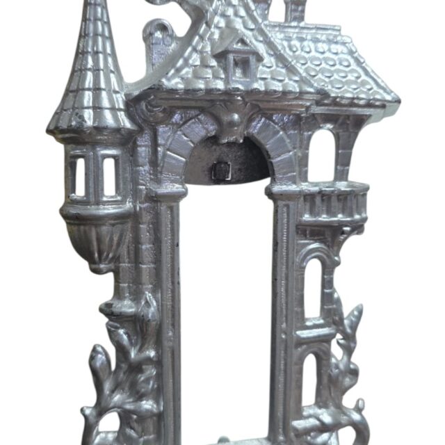 Antigo porta retrato de castelo de metal com patina prateada
