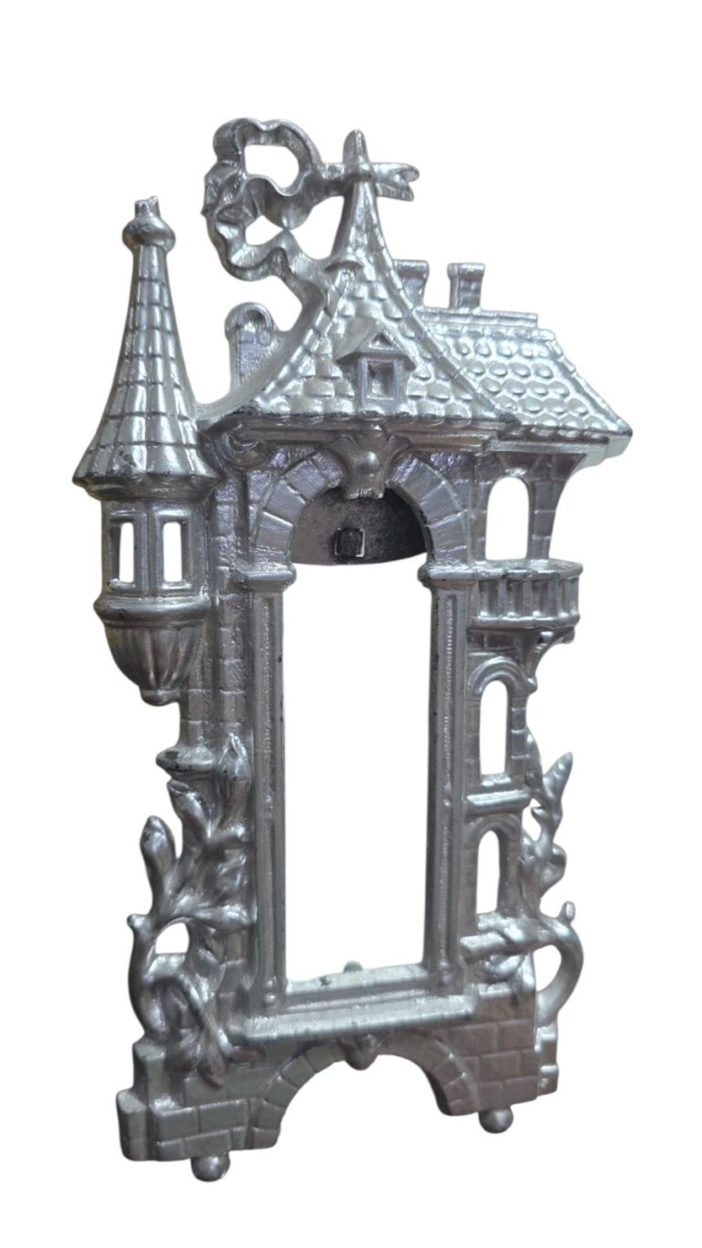 Antigo porta retrato de castelo de metal com patina prateada