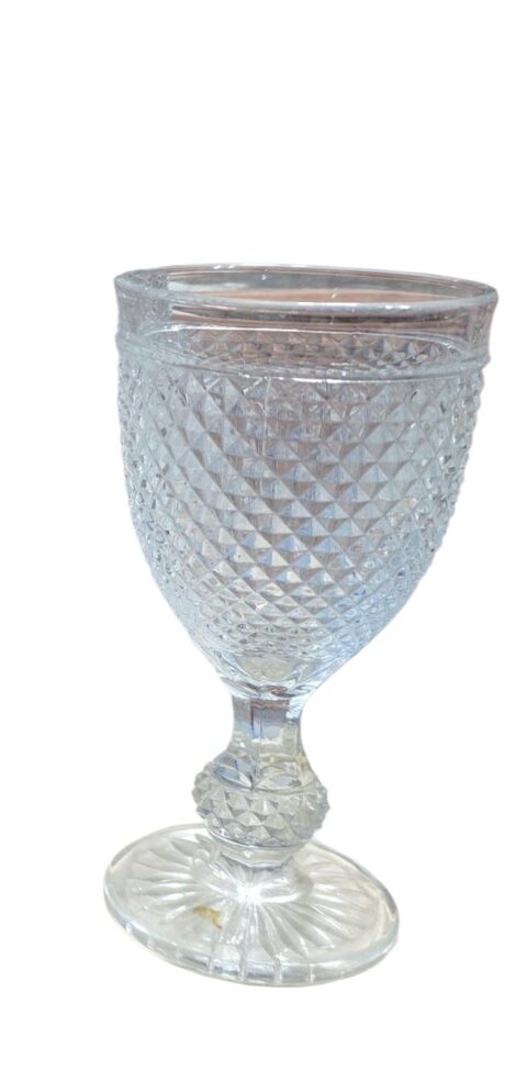 Taça ornamentada com padrão bico de jaca.