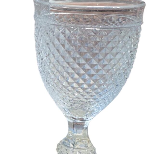 Taça ornamentada com padrão bico de jaca.