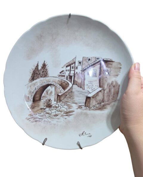 Lindo prato decorativo em fina porcelana