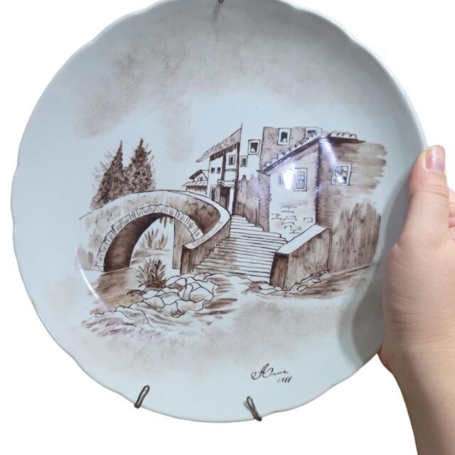 Lindo prato decorativo em fina porcelana