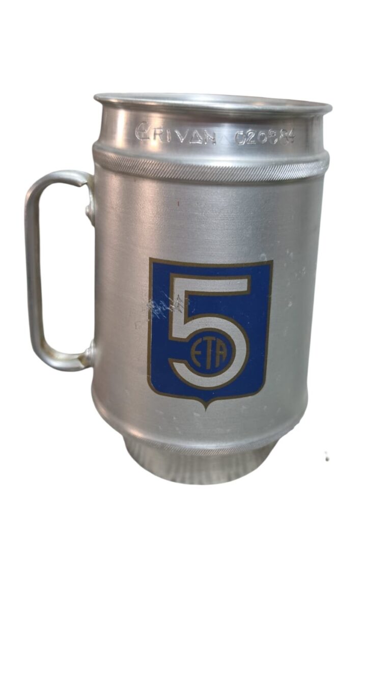 Caneca de alumínio com gravação, década de 80