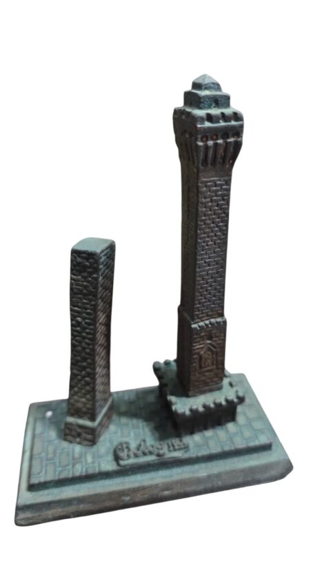 Escultura de bronze antiga e pesada de Bolonha, na Itália