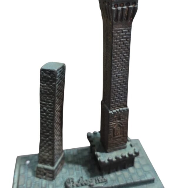 Escultura de bronze antiga e pesada de Bolonha, na Itália