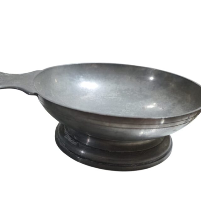 Antiga petisqueira em estanho