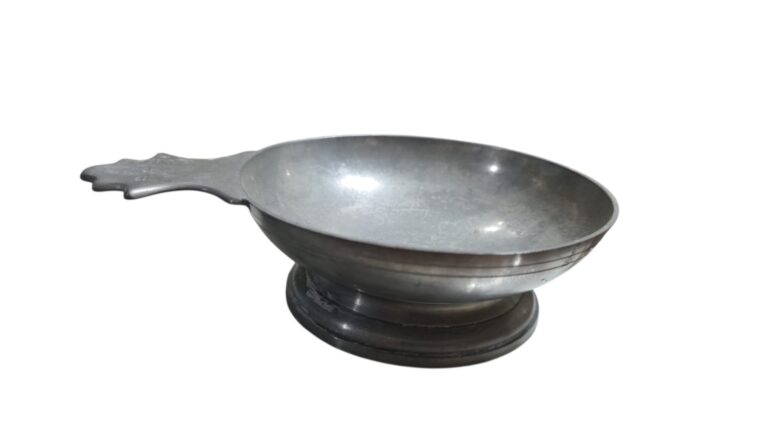Antiga petisqueira em estanho