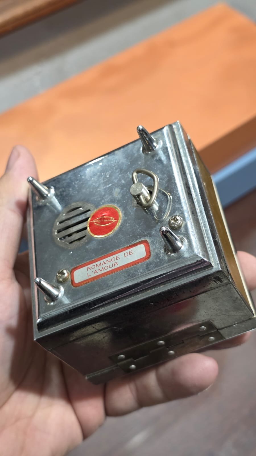 Caixa porta-joias musical vintage de metal - Imagem 4