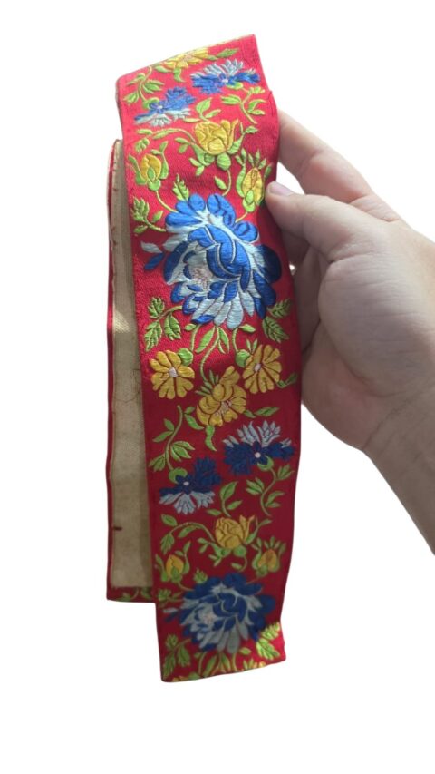 Faixa floral com bordados feitos a mão