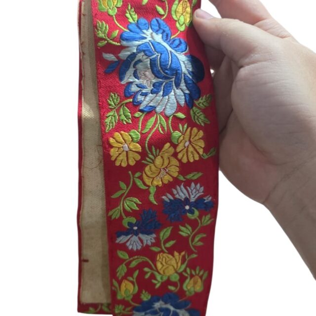 Faixa floral com bordados feitos a mão