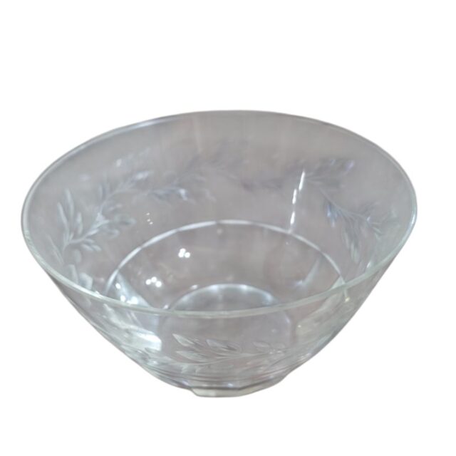 Antigo e belo bowl de sobremesa em cristal com motivos fitomórficos