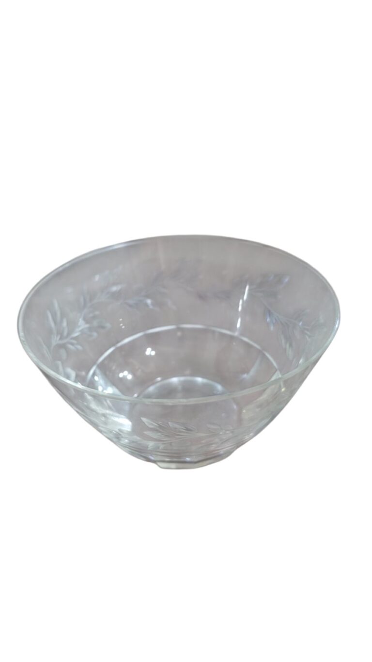 Antigo e belo bowl de sobremesa em cristal com motivos fitomórficos