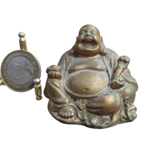 Buda dourado de resina