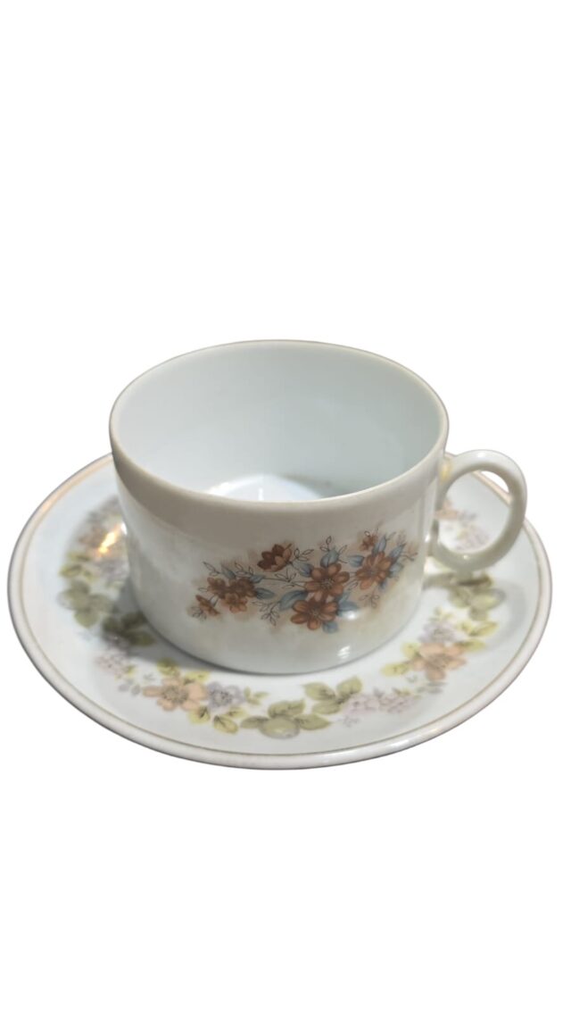 Xícara de chá de porcelana Schmidt, motivos florais