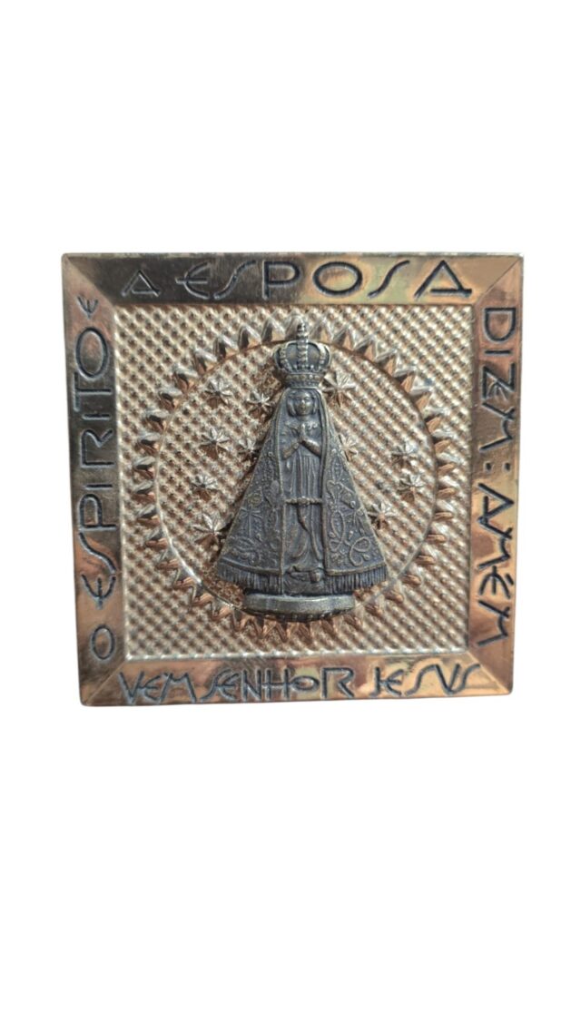 Antiga decoração sacra em metal