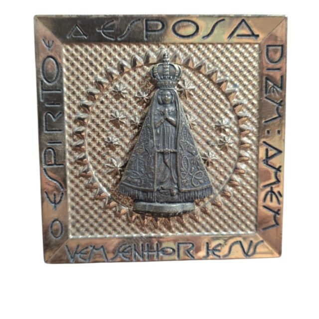 Antiga decoração sacra em metal