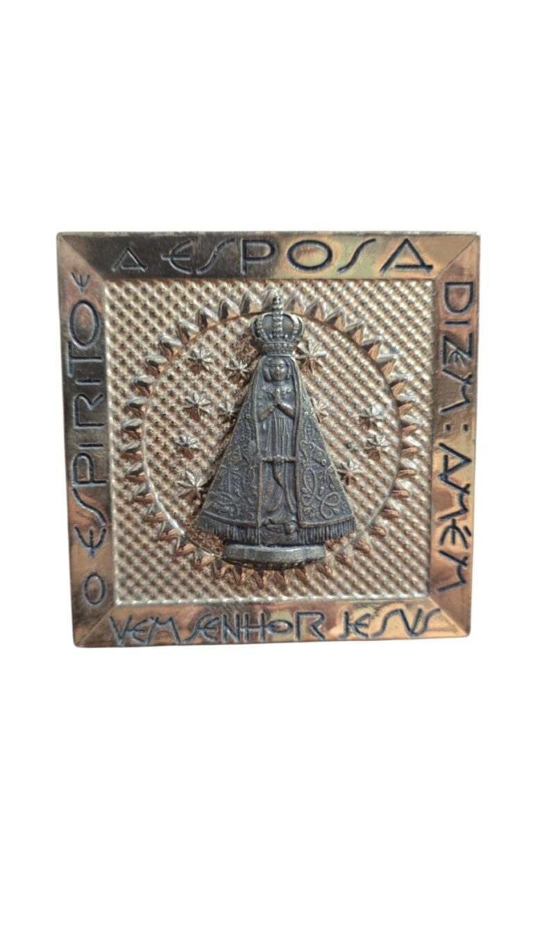 Antiga decoração sacra em metal