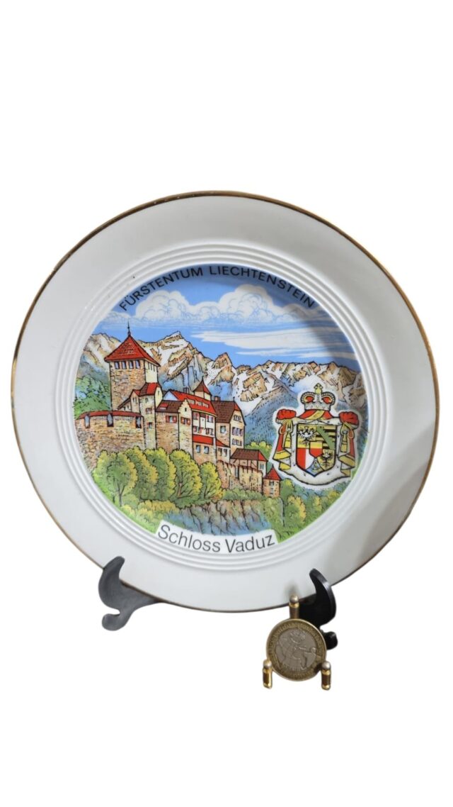 Porcelana alemã com belíssima arte de castelo com brasão