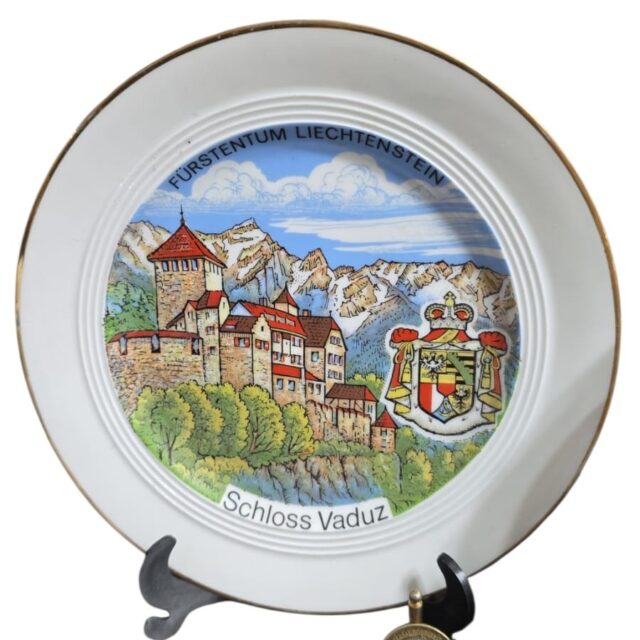 Porcelana alemã com belíssima arte de castelo com brasão