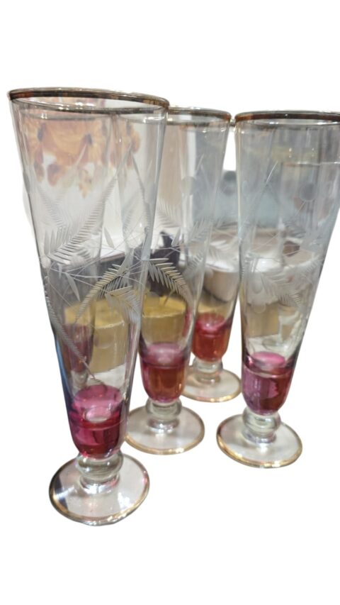 Antigas tulipas de cristal com belas lapidações vegetalistas e filetes de ouro (valor unitário)